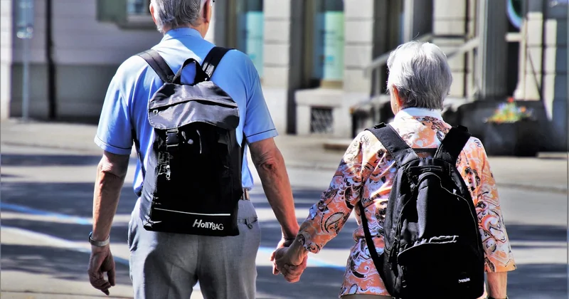 Voyages organisés pour seniors seuls : ce qu'il faut savoir avant de signer